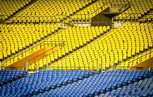 assentos vazios do estádio foto