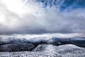 paisagem de inverno do topo da montanha no canadá, quebec foto