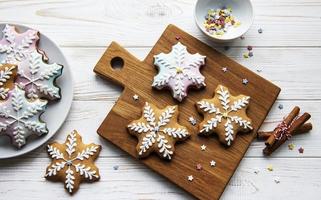 biscoitos de gengibre em uma placa de madeira foto