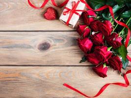 rosas vermelhas e caixa de presente foto