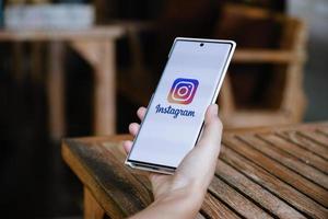 chiangmai, tailândia - 09 de julho de 2021 - uma mulher segurando um smartphone com o aplicativo instagram na tela. instagram é um aplicativo de compartilhamento de fotos para smartphones.