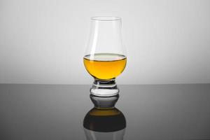 copo de degustação com uma dose de uísque escocês foto