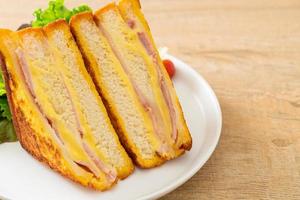 sanduíche caseiro de queijo fiambre com salada foto