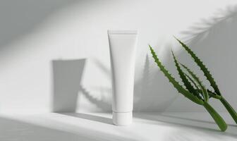 fechar-se do uma em branco tubo brincar colocada contra uma limpar \ limpo branco fundo, natural Cosmético foto