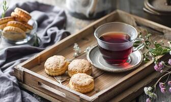 bergamota chá servido em uma de madeira bandeja com biscoitos foto