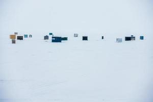 barraca de pesca com cheiro de gelo durante um dia frio e ventoso de inverno em quebec foto