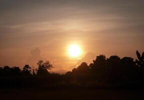 laranja às pôr do sol, lindo com nuvens foto