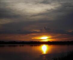 espetacular pôr do sol sobre, laranja Sol Aumentar acima sobre a horizonte foto