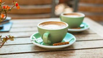 mesa de madeira com duas xícaras de café