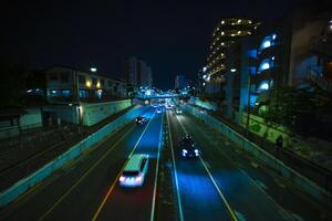 uma noite tráfego geléia às a centro da cidade rua dentro Tóquio Largo tiro foto