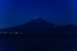 uma pôr do sol Monte Fuji perto suruga costa dentro shizuoka Largo tiro foto