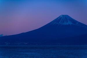 uma pôr do sol do Monte Fuji perto suruga costa dentro shizuoka foto