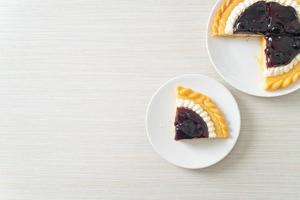 torta de queijo de mirtilo em prato branco foto