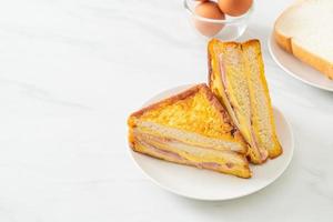 sanduíche de queijo de presunto em prato branco foto