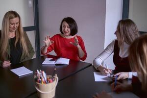 uma mulher dentro uma vermelho suéter gestos emocionalmente às uma encontro dentro a escritório foto