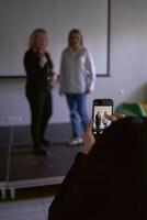 dois meio era mulheres dentro o negócio ternos em etapa dentro a escritório foto