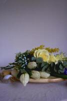 a flores mentira em a florista de madeira ficar de pé em a mesa até elas estão fez para dentro uma flor arranjo foto