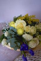 a flores mentira em a florista de madeira ficar de pé em a mesa até elas estão fez para dentro uma flor arranjo foto