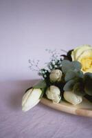 a flores mentira em a florista de madeira ficar de pé em a mesa até elas estão fez para dentro uma flor arranjo foto