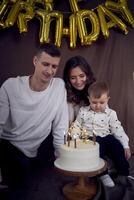 emocional pais Assistir Como seus filho golpes Fora a velas em a aniversário bolo foto
