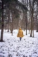 mulher dentro amarelo casaco dentro a floresta foto