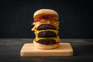 hambúrguer ou hambúrguer de carne com queijo, bacon e batatas fritas foto