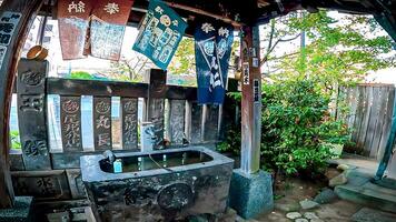 uma santuário com uma água purificação instalação.japão, osaki Inari santuário, namiyoke Inari santuário, localizado dentro Tsukuda, chuo ala, Tóquio foto