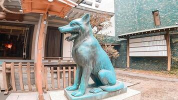 japonês Lobo guardião cachorro e santuário.miyamasu mitake santuário é uma santuário dentro Shibuya ala, Tóquio, Japão. lá é uma guardião cachorro este é disse para estar modelado depois de a extinto japonês lobo. foto