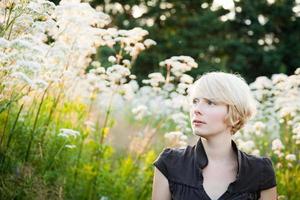 garota em um campo de flores foto