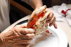 passo a passo guia em quão para comer autêntico napolitano pizza com seu mãos foto