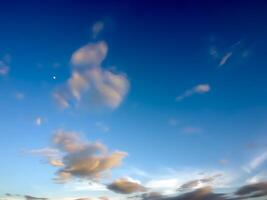 brilhante azul céu com nuvens. foto