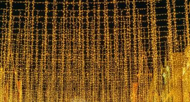 festivo suspensão conduziu guirlandas contra a fundo do a noite céu. foto