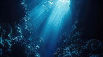 embaixo da agua mar profundo abismo com azul Sol luz foto