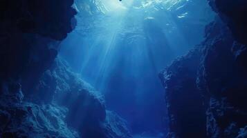 embaixo da agua mar profundo abismo com azul Sol luz foto