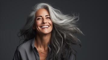 linda envelhecimento feliz mulher com grandes cinzento cabelo, brilhando saudável pele fechar-se. publicidade do cosméticos, perfumes foto