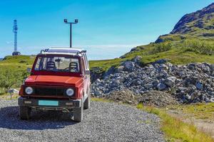 veículo 4x4 vermelho no topo da montanha, noruega hemsedal. foto