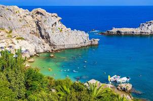 panorama da baía de st pauls com águas claras lindos rhodes greece. foto