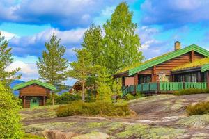 chalés de cabanas de madeira norueguês na paisagem natural nissedal noruega. foto