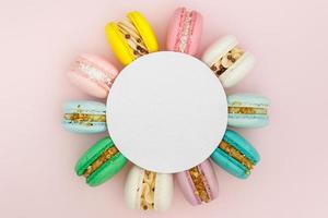 macaroon caseiro de produtos naturais em um fundo azul com um lugar para texto foto