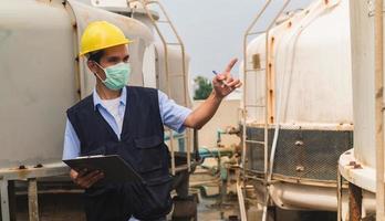 engenheiro verificando o sistema da usina na fábrica foto