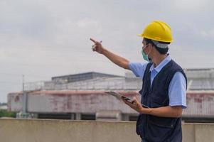 os engenheiros tomam nota das inspeções da planta industrial. foto