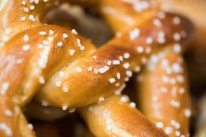 close up de pretzels frescos foto