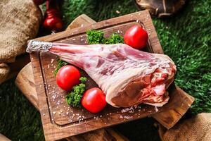 fresco cortar do carne com tomates e brócolis em corte borda foto
