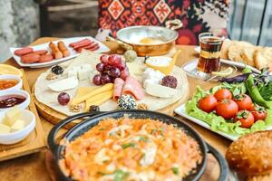 generoso Comida espalhar em de madeira mesa foto