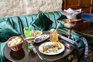 mesa conjunto com Comida adjacente para verde sofá foto