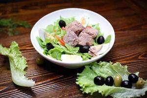 salada com carne e azeitonas dentro branco tigela foto