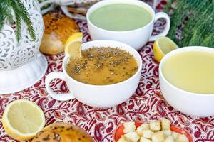 mesa com sopa taças e limão cunhas foto