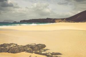 uma Visão do playa de las conchas, uma lindo de praia em la graciosa, uma pequeno ilha perto lanzarote, canário ilhas, dentro a meio do a atlântico oceano. foto