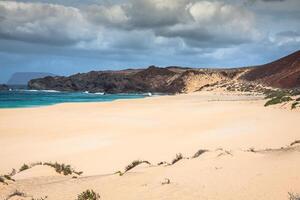 uma Visão do playa de las conchas, uma lindo de praia em la graciosa, uma pequeno ilha perto lanzarote, canário ilhas, dentro a meio do a atlântico oceano. foto