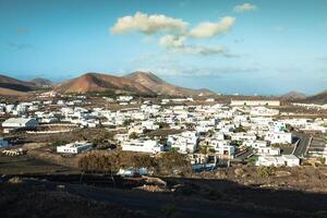 lindo Vila yaiza com Visão para a vulcões do Lanzarote foto